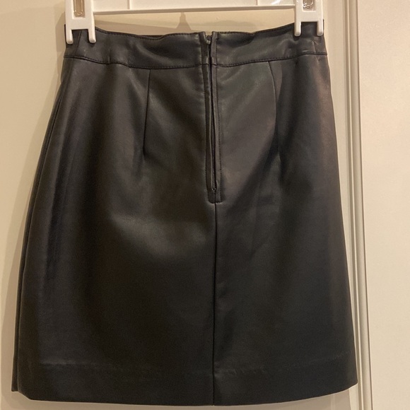 Black pleather a-line skirt with pattern in the front - Picture 2 of 4